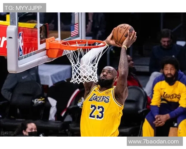 勒布朗带领湖人逆袭费城勇士终结连胜势头再创辉煌